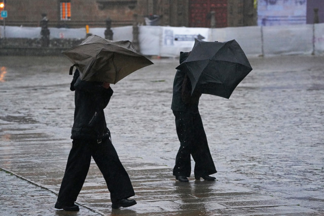Varias personas intentan sujetar sus paraguas en medio del temporal esta semana.