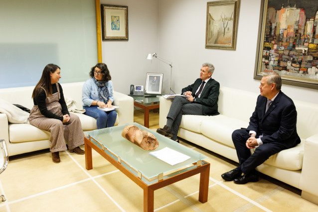 El presidente da Xunta, Alfonso Rueda, acompañado del conselleiro de Sanidade, Antonio Gómez Caamaño, se reúne con representantes de la Federación Galega de Enfermidades Raras e Crónicas (FEGEREC)