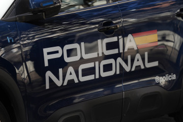 Un coche de la Policía Nacional frente a una comisaria durante la presentación de la prueba piloto de citas previas automatizadas de extranjería de L’Hospitalet, a 30 de enero de 2026, en L’Hos