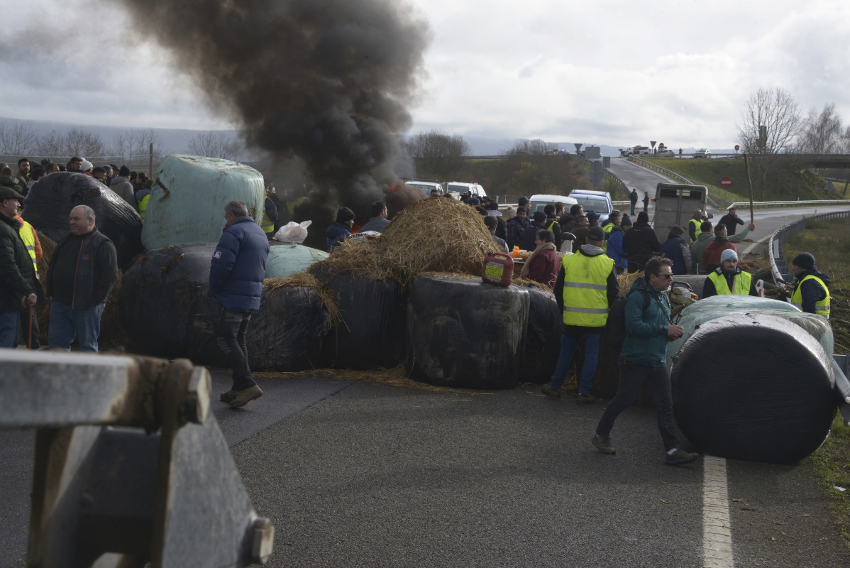 Agricultores y ganaderos cortan la A-52 con tractores y rollos de paja