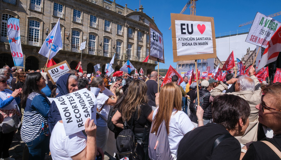 Archivo - Decenas de personas durante una manifestación a favor de la sanidad pública, a 6 de abril de 2025, en Santiago de Compostela, A Coruña
