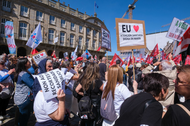 Archivo - Decenas de personas durante una manifestación a favor de la sanidad pública, a 6 de abril de 2025, en Santiago de Compostela, A Coruña