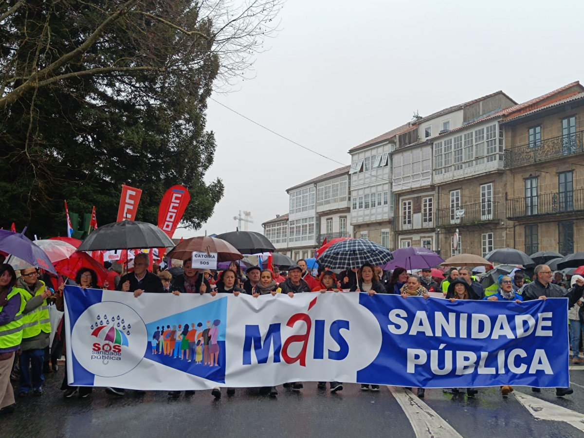 AV.- Miles de personas se manifiestan en Santiago en defensa de la sanidad pública