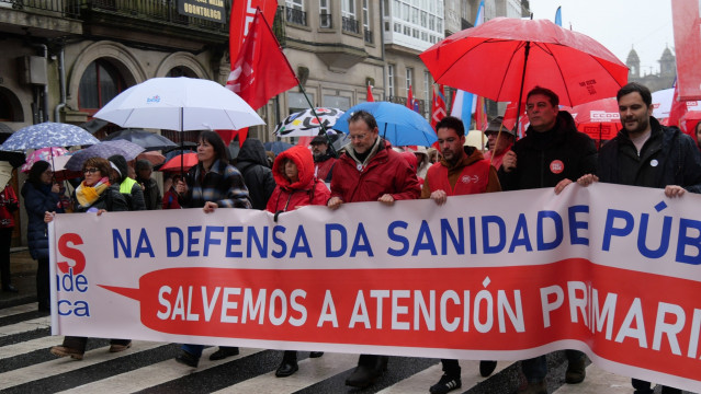 La líder del BNG y los líderes del PSdeG y Movimiento Sumar Galicia durante la manifestación en defensa de la sanidad, a 1 de febrero de 2026.
