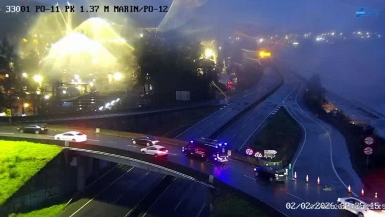 El mar alimentado por las continuas lluvias inunda la autovía PO-11 entre Pontevedra y Marín