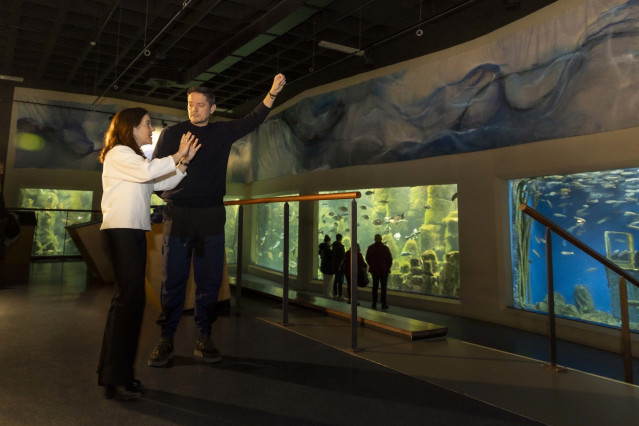 Archivo - La alcaldesa de A Coruña, Inés Rey, durante una visita al Aquarium Finisterrae.
