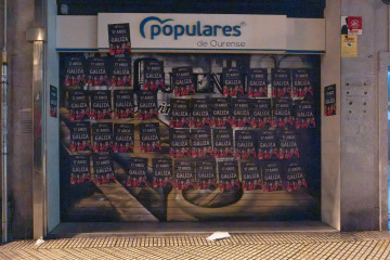 Carteles enla sede de Ourense del PPdeG