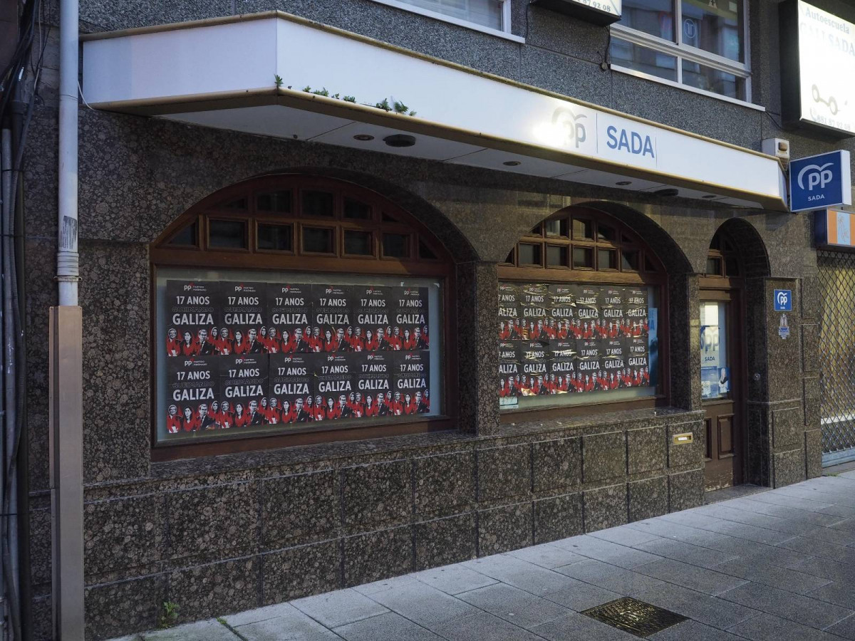 Carteles en la sede de Sada del PPdeG