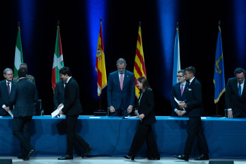 Archivo - (I-D en la fila de atrás) El presidente interino del Tribunal Supremo (TS), Francisco Marín Castán, el presidente interino del CGPJ, Vicente Guilarte, el Rey Felipe VI, el ministro de la 