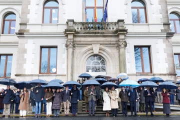 Minuto de silencio ante la entrada principal de San Caetano.