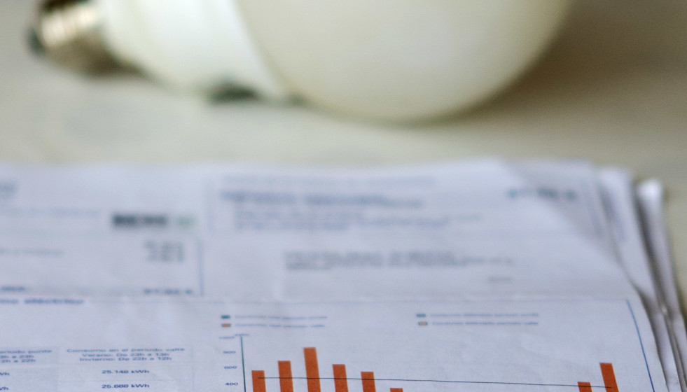 Archivo - Una factura de la luz y una bombilla