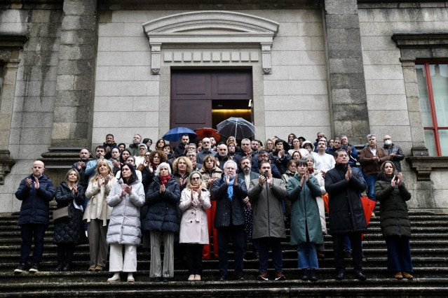 Minuto de silencio en el exterior del Parlamento de Galicia en condena por el asesinato machista de Mos (Pontevedra).