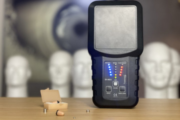 Pinganillos y detector de artilugios en una foto de examenseguro