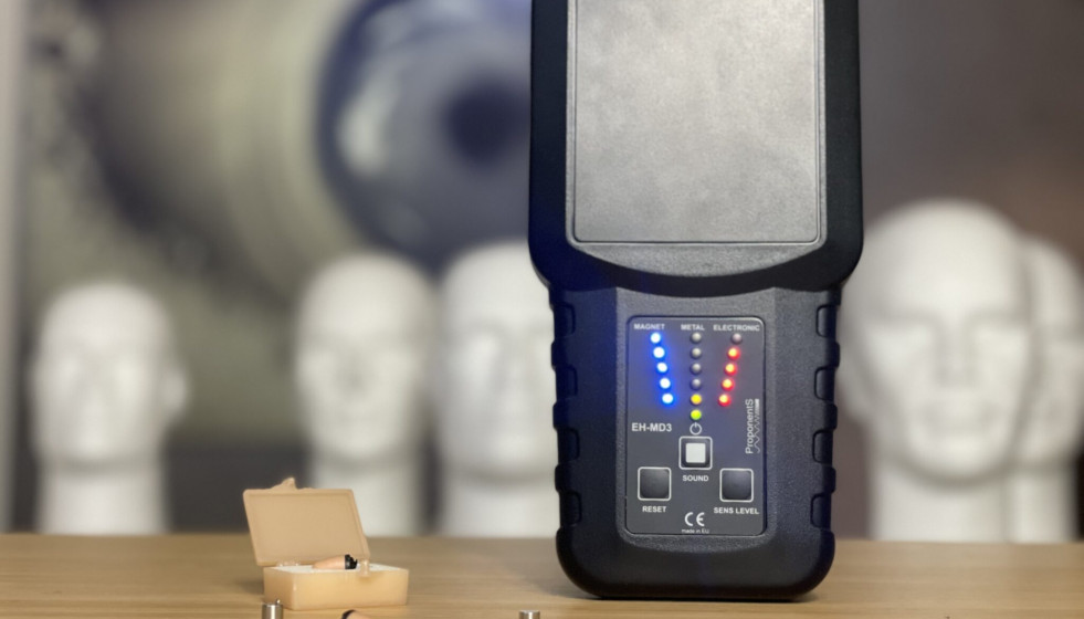 Pinganillos y detector de artilugios en una foto de examenseguro