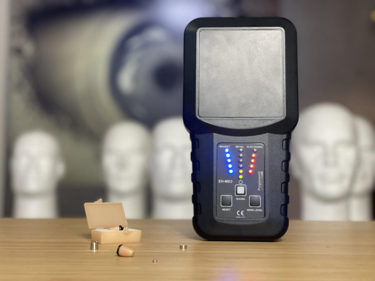 Pinganillos y detector de artilugios en una foto de examenseguro