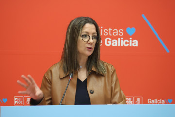 La secretaria de Organización del PSdeG, Lara Méndez, en rueda de prensa en el Parlamento de Galicia.