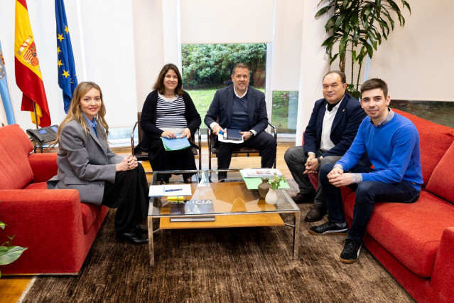 La conselleira de Política Social e Igualdade, Fabiola García, se ha reunido este lunes en San Caetano con el alcalde de Lalín, José Crespo, y el concejal de Política Social, Avelino Souto.