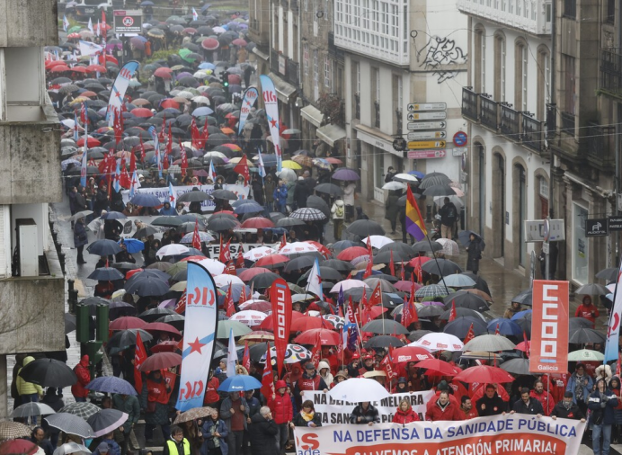 Rueda niega los recortes en la sanidad pública contra los que protestaron miles de gallegos en Santiago