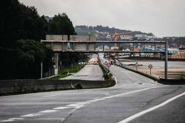 La PO-11 cortada por riesgo de desbordamiento de la ría.