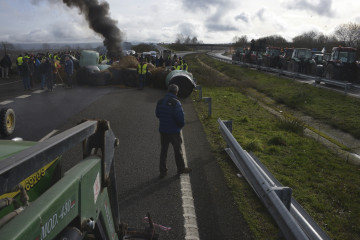 Agricultores y ganaderos cortan la A-52 con tractores y rollos de paja.