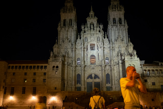 Archivo - La Catedral de Santiago de Compostela con un foco de luz alumbrando su fachada, a 9 de agosto de 2022