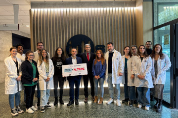 Personal del IDIS con miembros de la asociación de pacientes Art for Dent