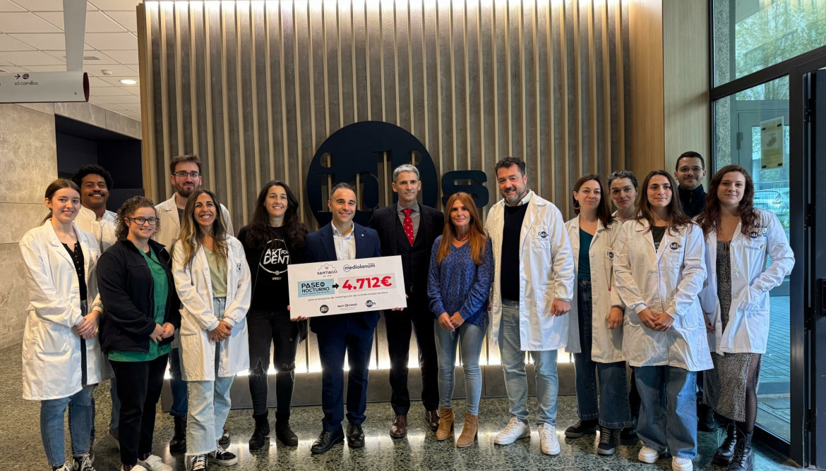 Personal del IDIS con miembros de la asociación de pacientes Art for Dent