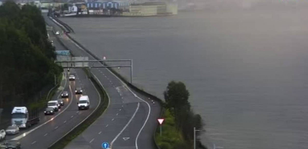 La autovu00eda entre Maru00edn y Pontevedra inundada por el mar a la altura de Lourizu00e1n el lunes por la tarde en una imagen de una cu00e1mara de la DGT