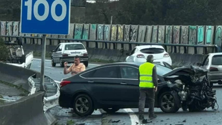 Un aparatoso accidente en la VG-20 de Vigo se salda sin heridos pese a volcar uno de los tres coches implicados