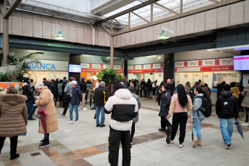 Personas haciendo cola en la lonja del Ayuntamiento de Vigo.