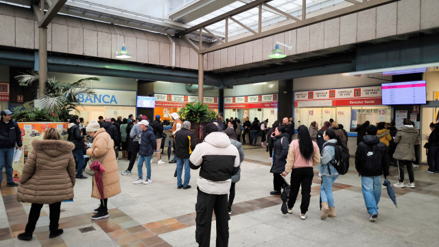Personas haciendo cola en la lonja del Ayuntamiento de Vigo.