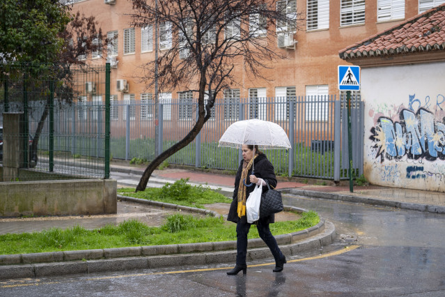 Imágenes de transeúntes por las calles de Granada con el temporal que barre gran parte de Andalucía A 2 de febrero de 2026 en Sevilla, (Andalucía, España).