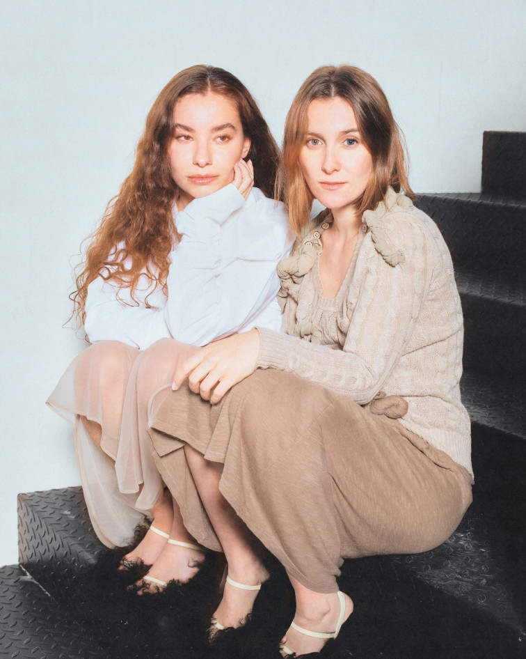 VIDEOCLIP | Fillas de Cassandra lanza 'sair á fresca', un himno para laretar, y ya tienen fecha para su estreno