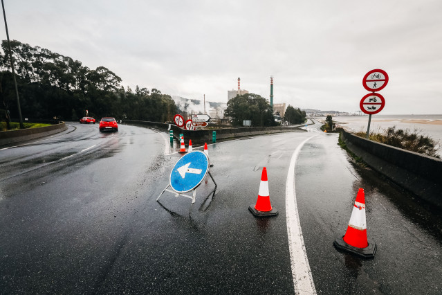 La PO-11 cortada por riesgo de desbordamiento de la ría, a 2 de febrero de 2026, en Marín, Pontevedra, Galicia (España). Las intensas lluvias de las últimas horas y la pleamar han obligado a cortar la PO-1, conocida como la autovía de Marín, en ambos sent