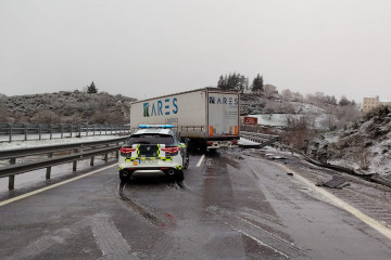 Un camión queda cortado invadiendo los dos carriles de circulación de la A-52 a su paso por A Gudiña (Ourense), a causa de la nieve