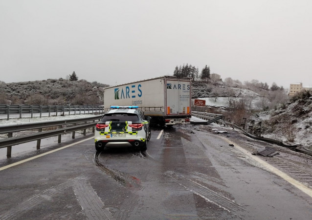 Un camión queda cortado invadiendo los dos carriles de circulación de la A-52 a su paso por A Gudiña (Ourense), a causa de la nieve