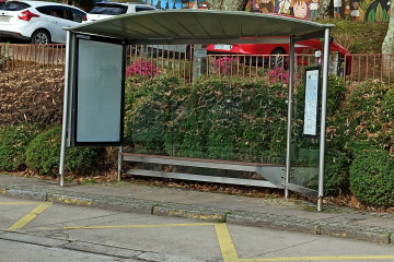 Archivo - Parada de bus en Santiago