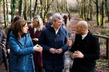 O titular do Executivo galego, Alfonso Rueda, acompañado da conselleira de Medio Ambiente e Cambio Climático, Ángeles Vázquez, visita a actuación de restauración do humidal As Gándaras de Budi�