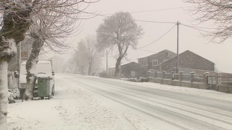 La nieve no da tregua en Galicia: clases suspendidas en Pedrafita, accidentes en A Gudiña, tráfico restringido...