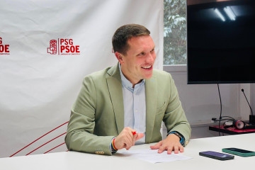 Archivo - El secretario xeral del PSOE local y diputado autonómico, Aitor Bouza, en rueda de prensa