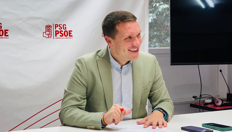 Archivo - El secretario xeral del PSOE local y diputado autonómico, Aitor Bouza, en rueda de prensa
