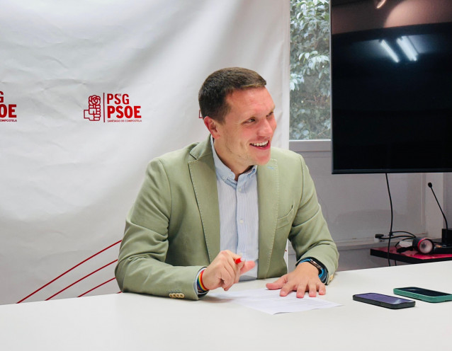Archivo - El secretario xeral del PSOE local y diputado autonómico, Aitor Bouza, en rueda de prensa