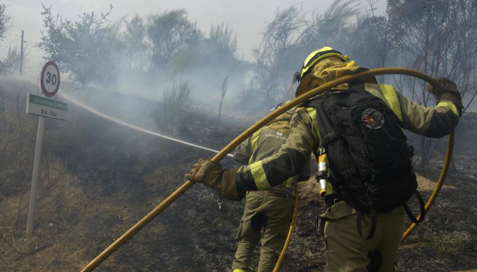 Archivo - Servicios de emergencia en la extinción de un incendio en Ourense