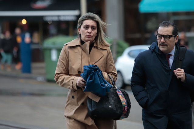 La concejal de Seguridad, Patricia Rodríguez, a su llegada a los juzgados de Vigo para declarar como investigada por el accidente mortal del Saltamontes, ocurrido en agosto de 2024.