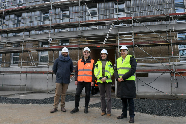 La conselleira de Vivenda, María M. Allegue, en las obras de Lamas de Abade