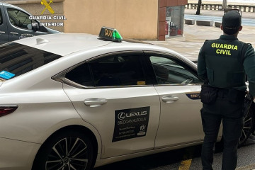 Investigado un vecino de Sanxenxo (Pontevedra) por subirse al techo de un taxi y provocar daños en la carrocería.