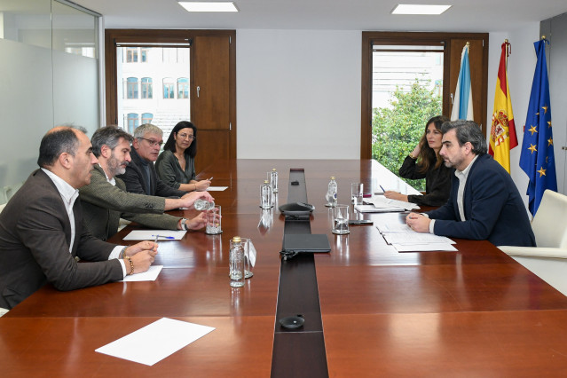 Reunión de representantes de la Xunta y de la Fegamp.