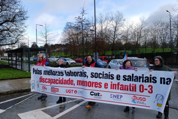 Una caravana de coches rodea la sede de la Xunta en Santiago para denunciar la 