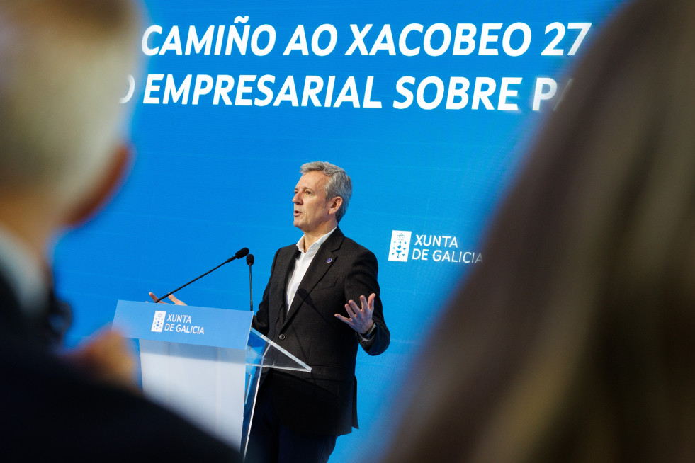 O presidente da Xunta de Galicia, Alfonso Rueda, acompañado do conselleiro de Presidencia, Xustiza e Deportes, Diego Calvo, participa no cto sobre os patrocinios do Xacobeo 2027. Cidade da Cultura (S