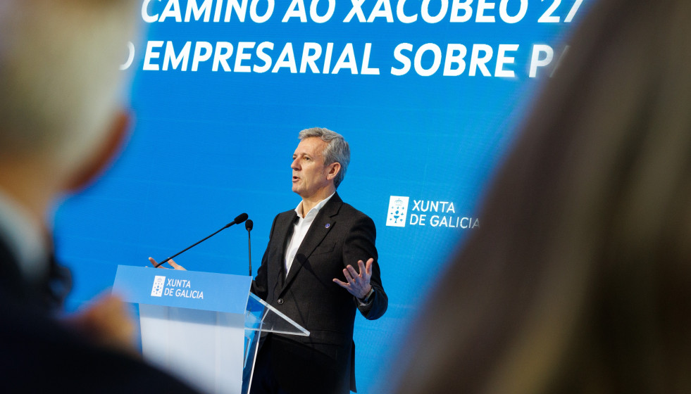 O presidente da Xunta de Galicia, Alfonso Rueda, acompañado do conselleiro de Presidencia, Xustiza e Deportes, Diego Calvo, participa no cto sobre os patrocinios do Xacobeo 2027. Cidade da Cultura (S